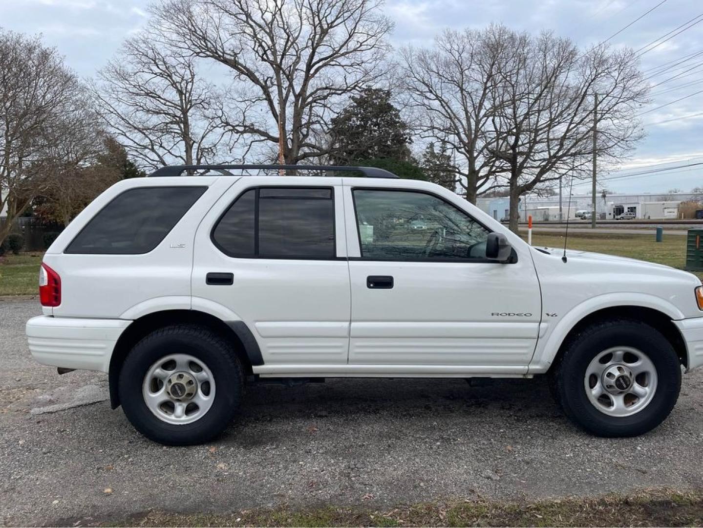 2001 white /Grey Isuzu Rodeo LS (4S2CK58W114) with an V6 engine, Auto transmission, located at 5700 Curlew Drive, Norfolk, VA, 23502, (757) 455-6330, 36.841885, -76.209412 - Photo#3